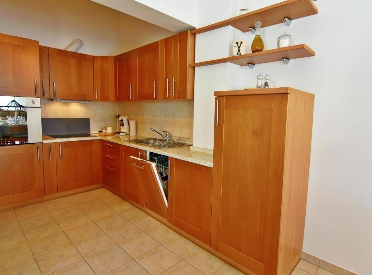 Klimatisierte Wohnung In Basanija Mit Grill Bagian luar foto